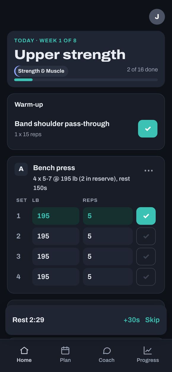 Workout screen in dark mode: bench press, 4 sets at 195 lb, first set ticked and a rest timer running